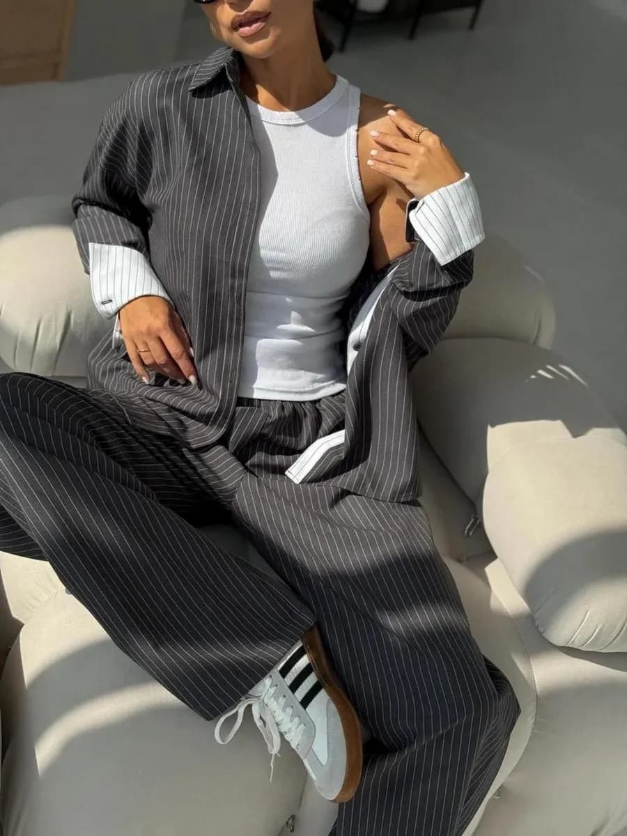 Брючный костюм с рубашкой деловой