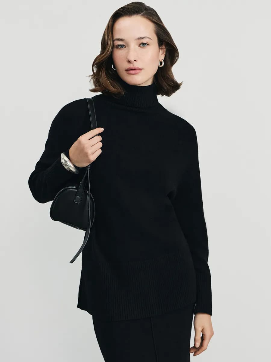 Джемпер из вискозы с разрезами по бокам