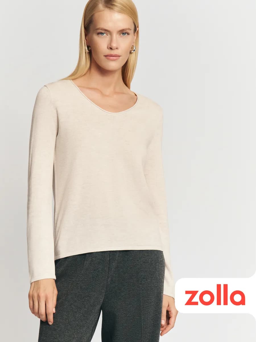 Трикотажный женский пуловер с вырезом