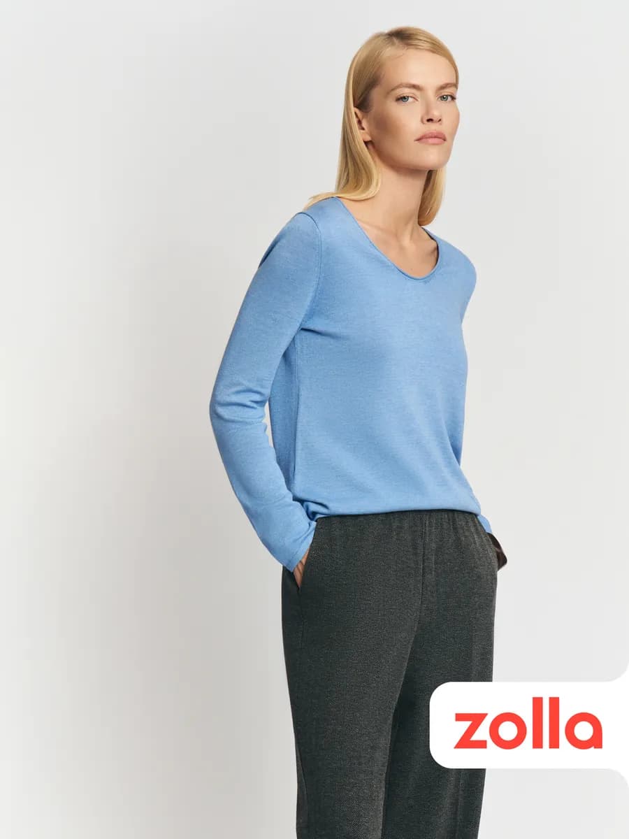 Трикотажный женский пуловер с вырезом