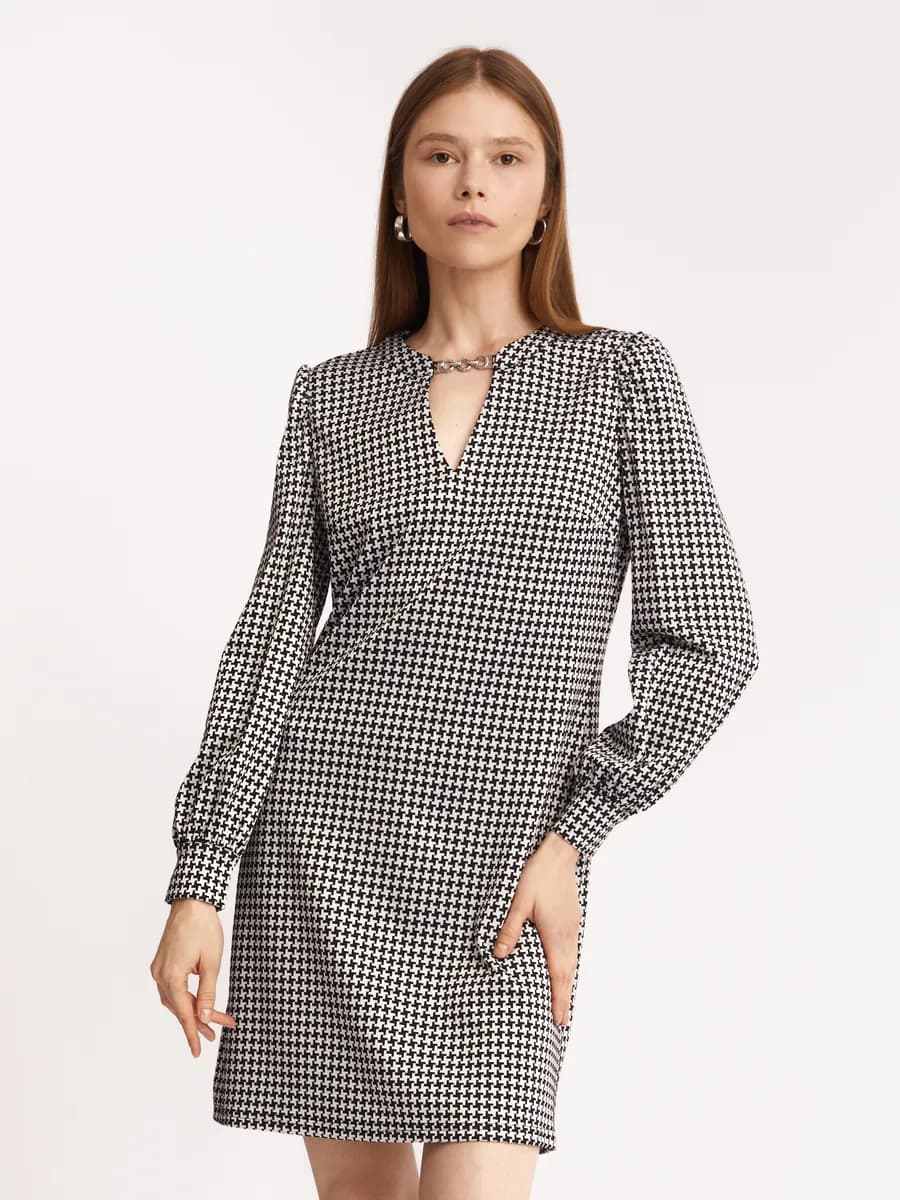 Женское платье мини в клетку с чокером