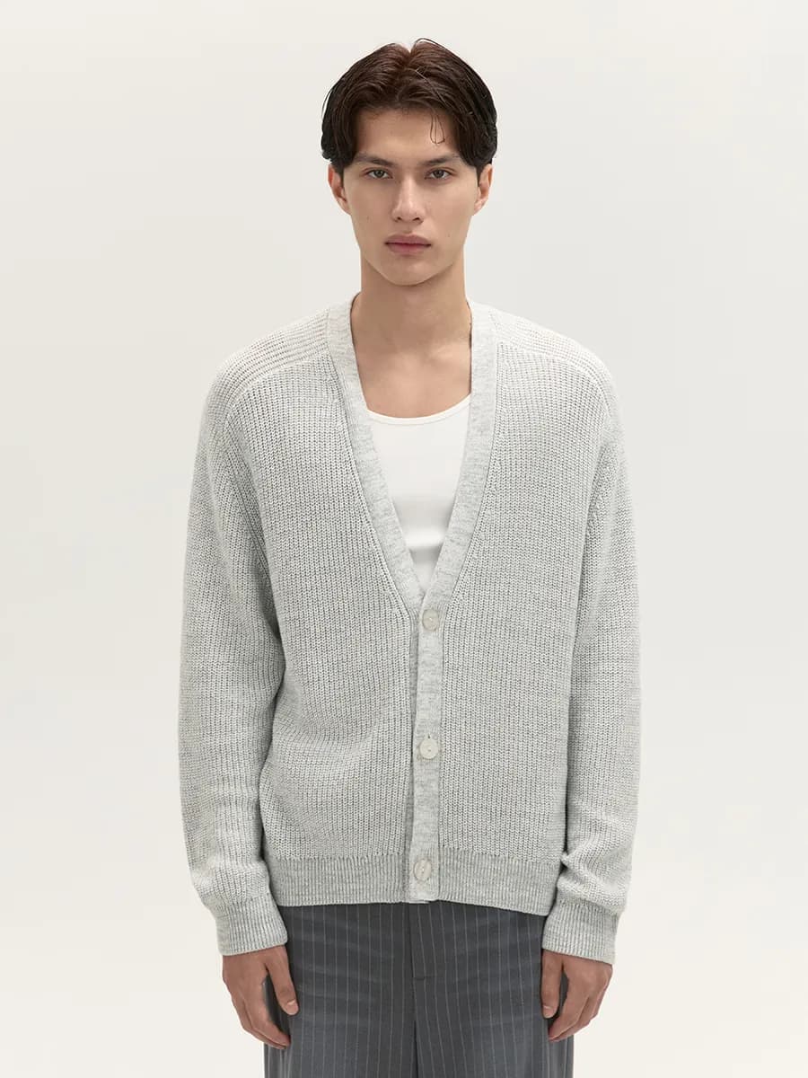 Кардиган на пуговицах с V-вырезом