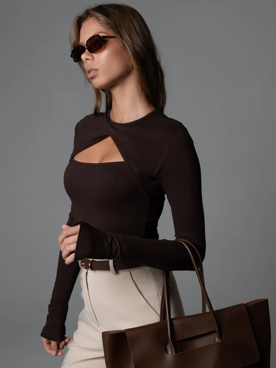 Лонгслив обтягивающий с рукавом клеш и вырезом на груди