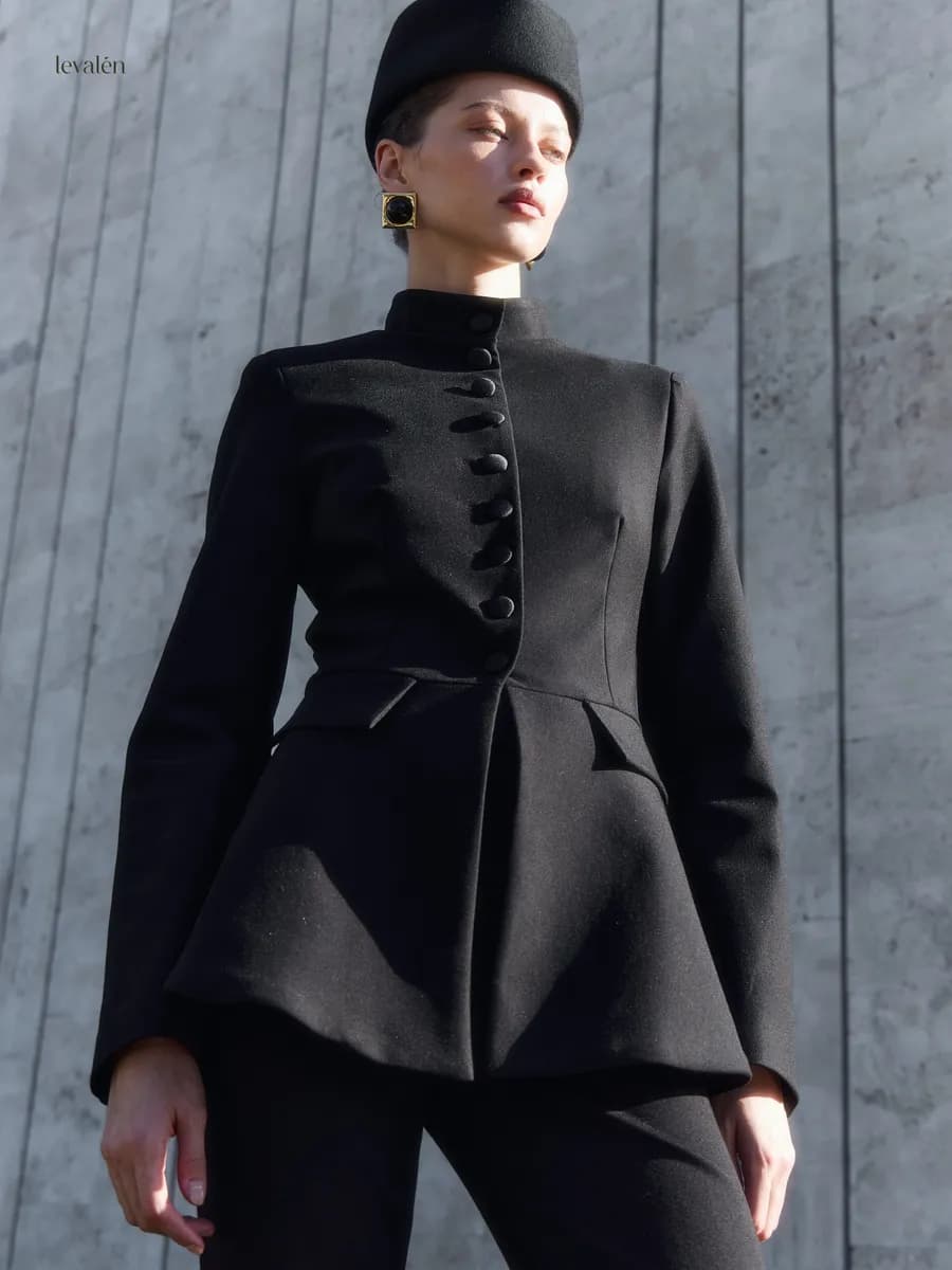 Пиджак приталенный удлиненный с баской