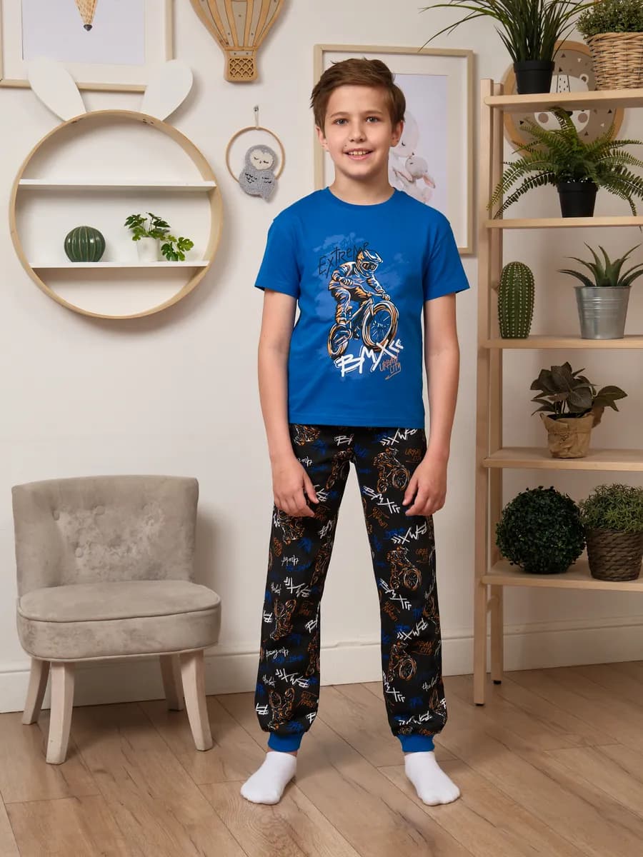 Пижама с брюками и футболкой