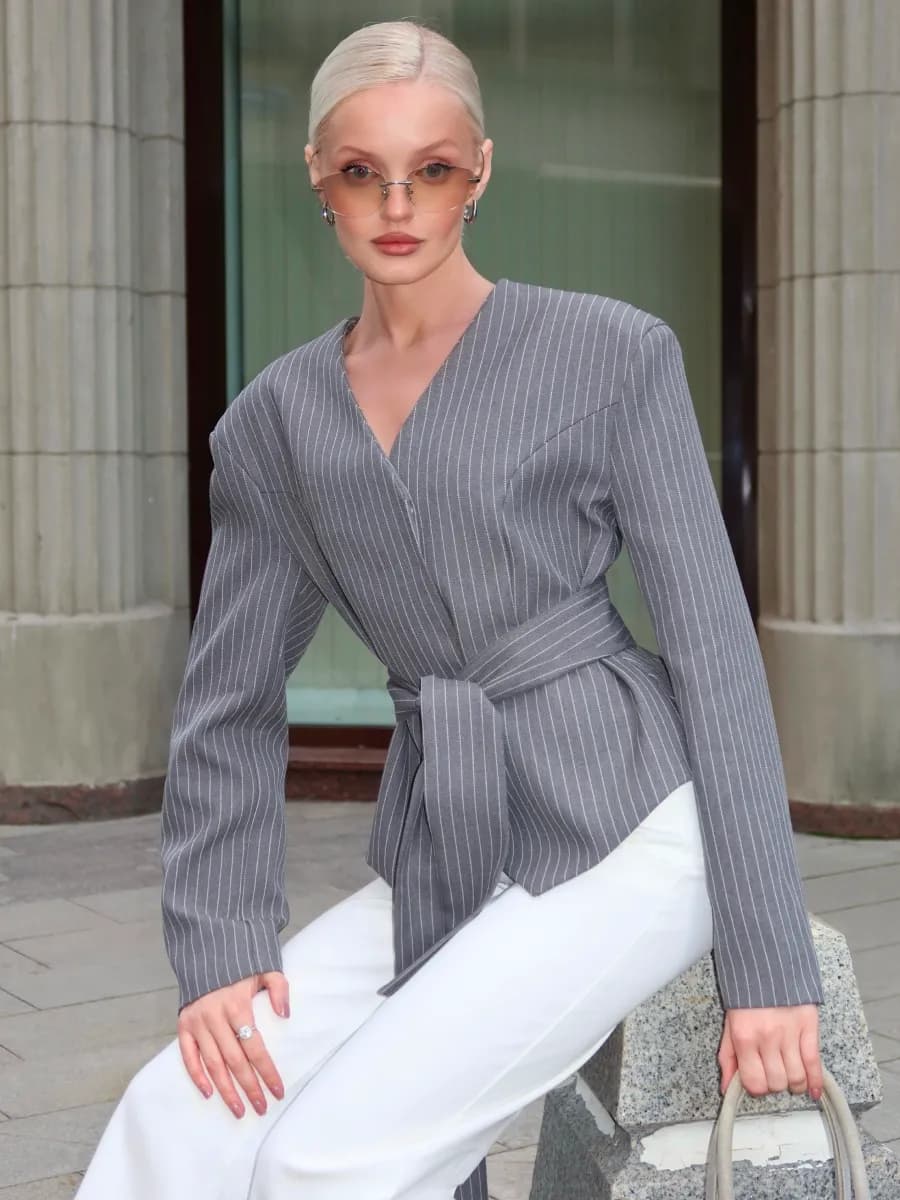 Укороченный пиджак серый в полоску приталенный