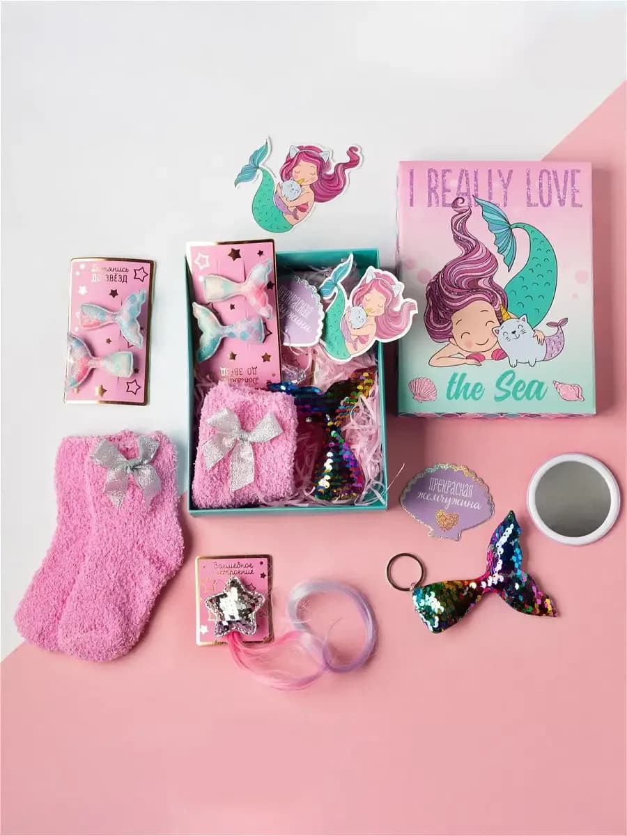 Подарочный набор для малышей с носками, заколками и брелком