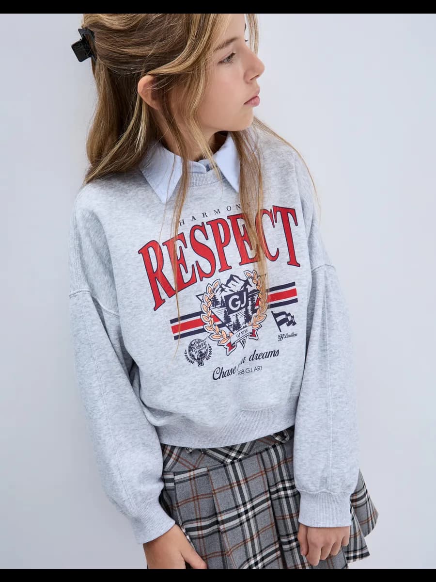 Светло-серый свитшот oversize с принтом и начёсом