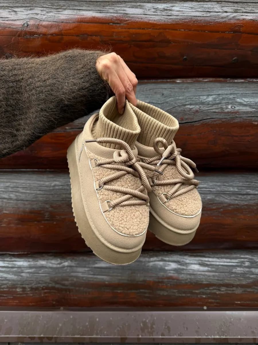 Женские зимние угги на платформе с мехом на шнуровке