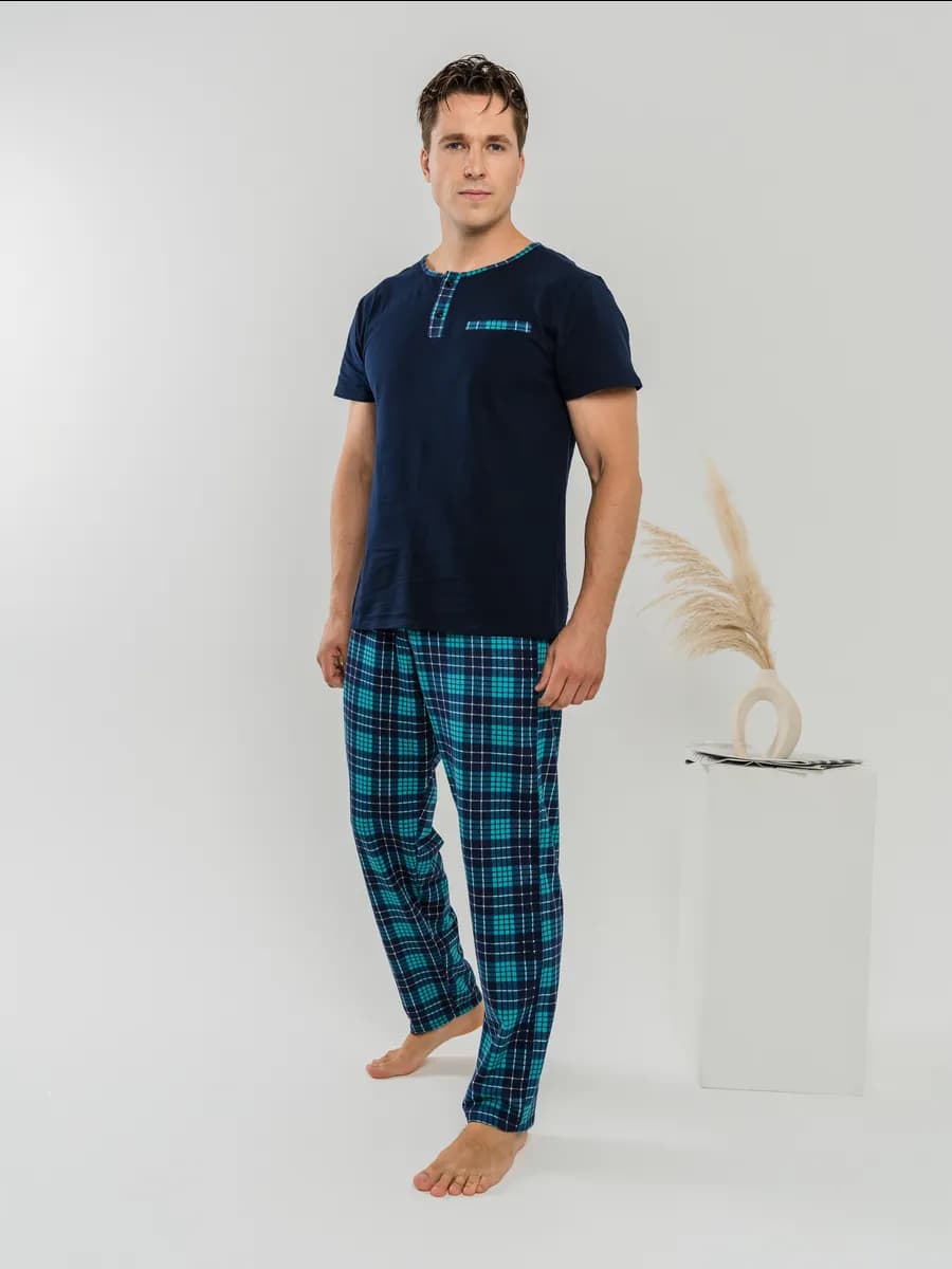 Пижама с брюками и футболкой