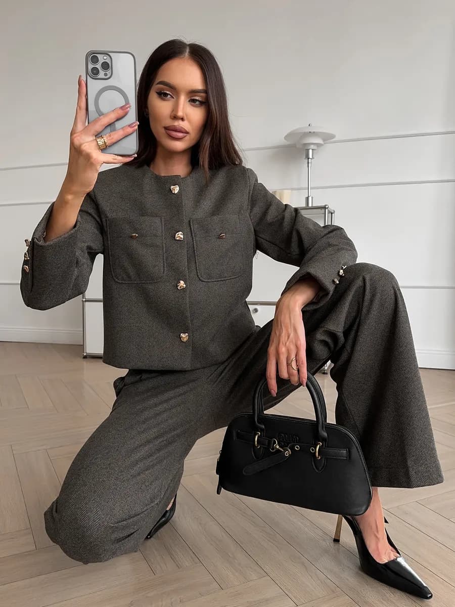 Брючный костюм офисный деловой с пиджаком теплый