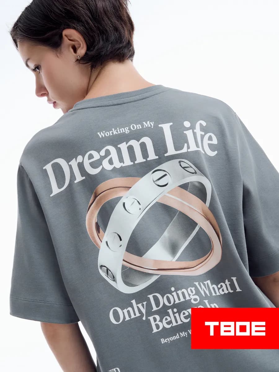 Плотная футболка оверсайз с принтом на спине - фото 1