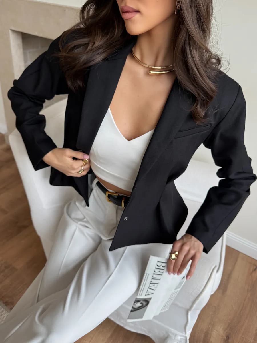 Пиджак женский приталенный черный укороченный