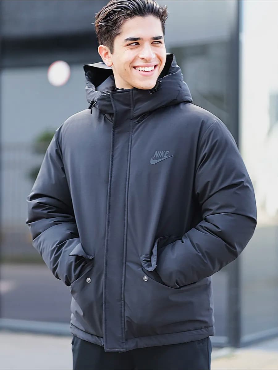 Куртка зимняя спортивная с капюшоном чёрная