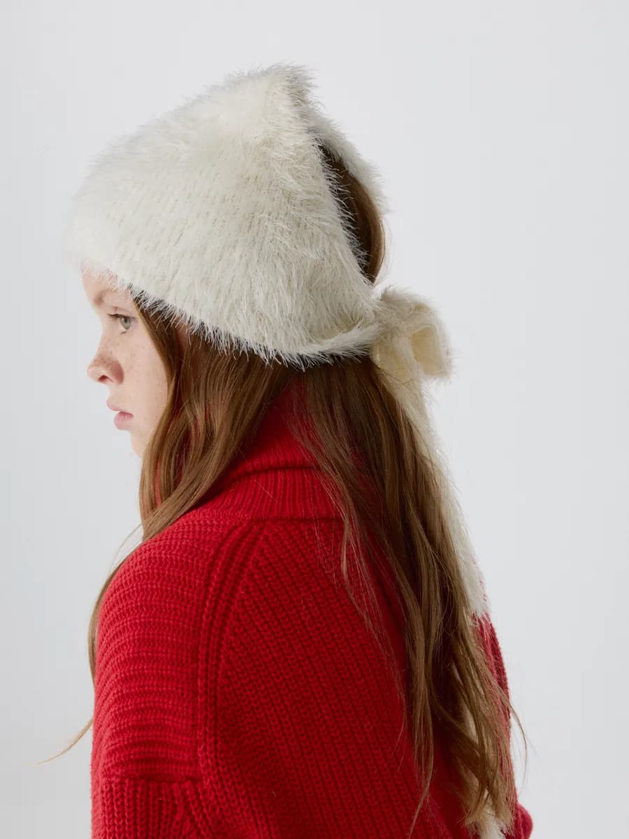 Вязаная косынка белая пушистая детская