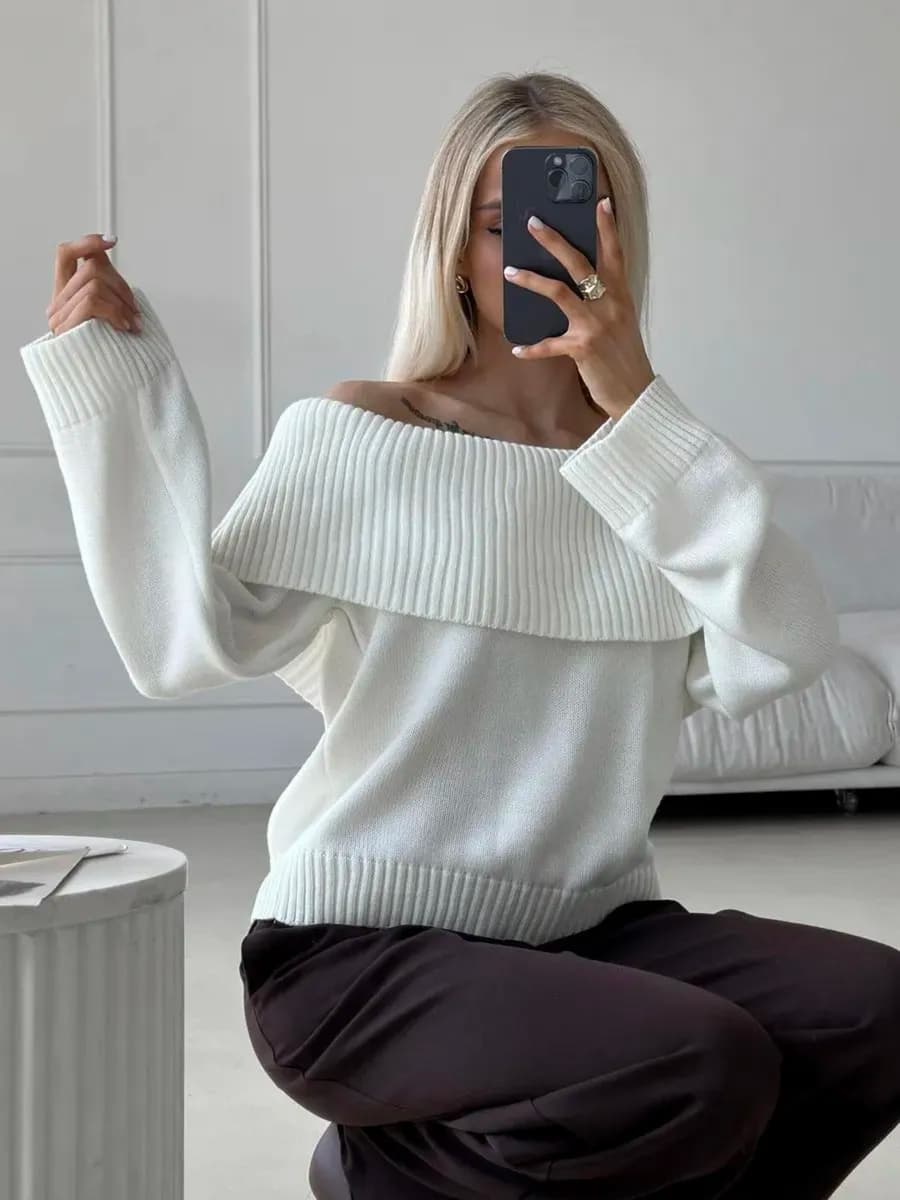 Свитер оверсайз укороченный вязаный с открытыми плечами