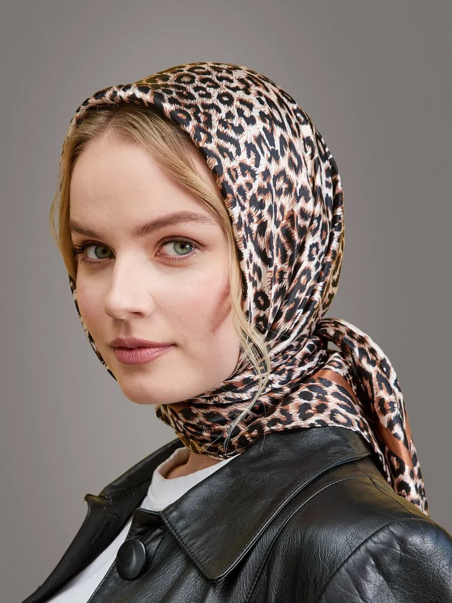 Платок шелковый леопардовый на голову и шею