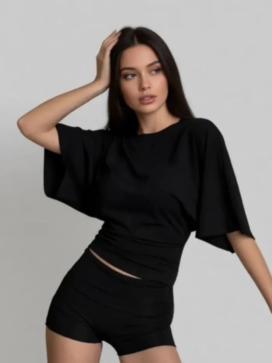 Облегающая футболка с широкими рукавами летучая мышь