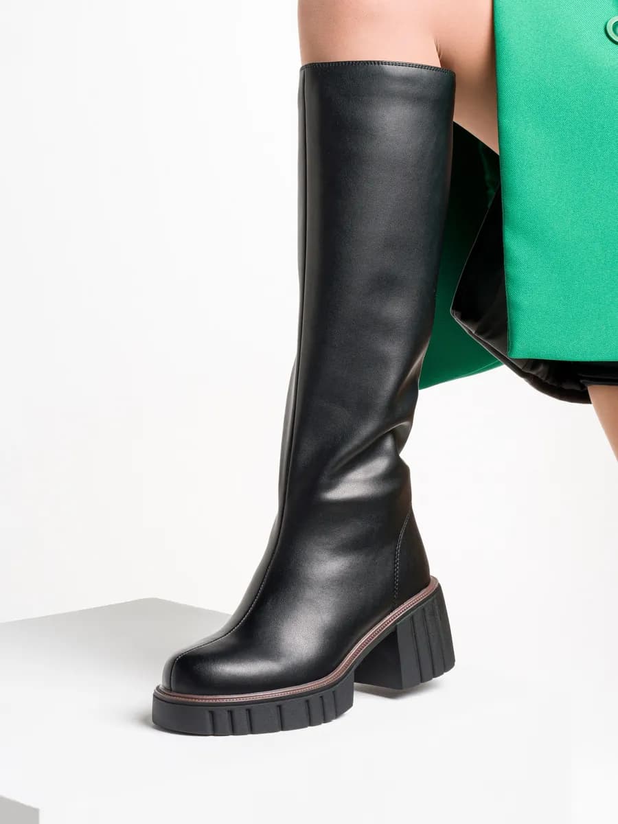 Зимние сапоги трубы на низком каблуке