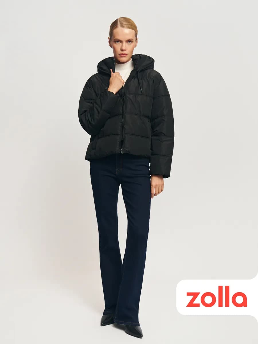 Короткая женская куртка с капюшоном