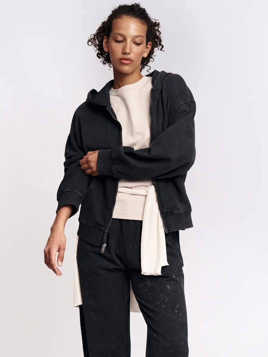 Женская короткая толстовка с капюшоном