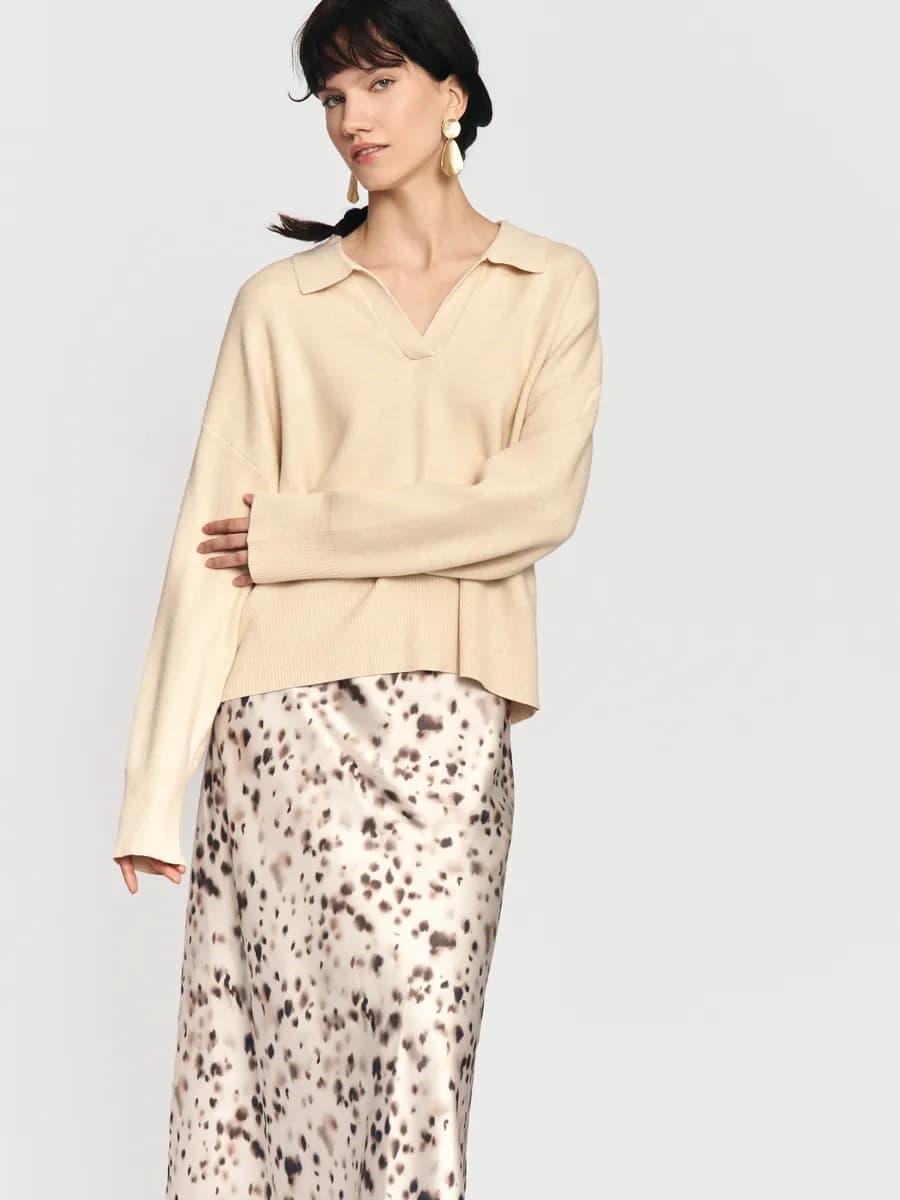 Женский джемпер с воротником поло