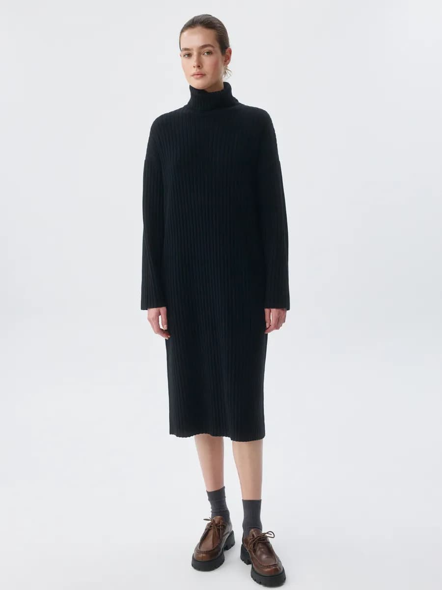 Вязаное платье миди с воротником базовое в рубчик
