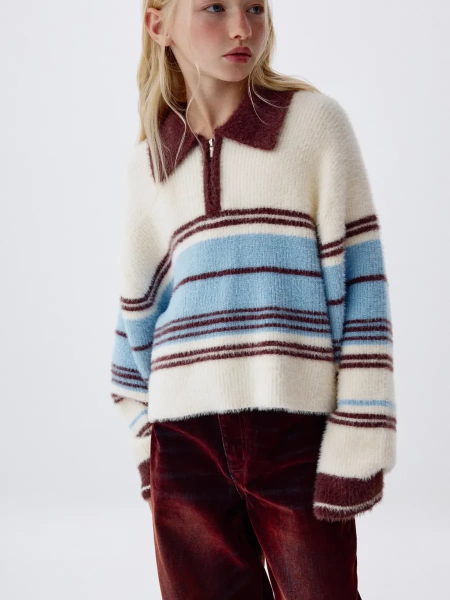 Вязаный джемпер в полоску пушистый с воротником