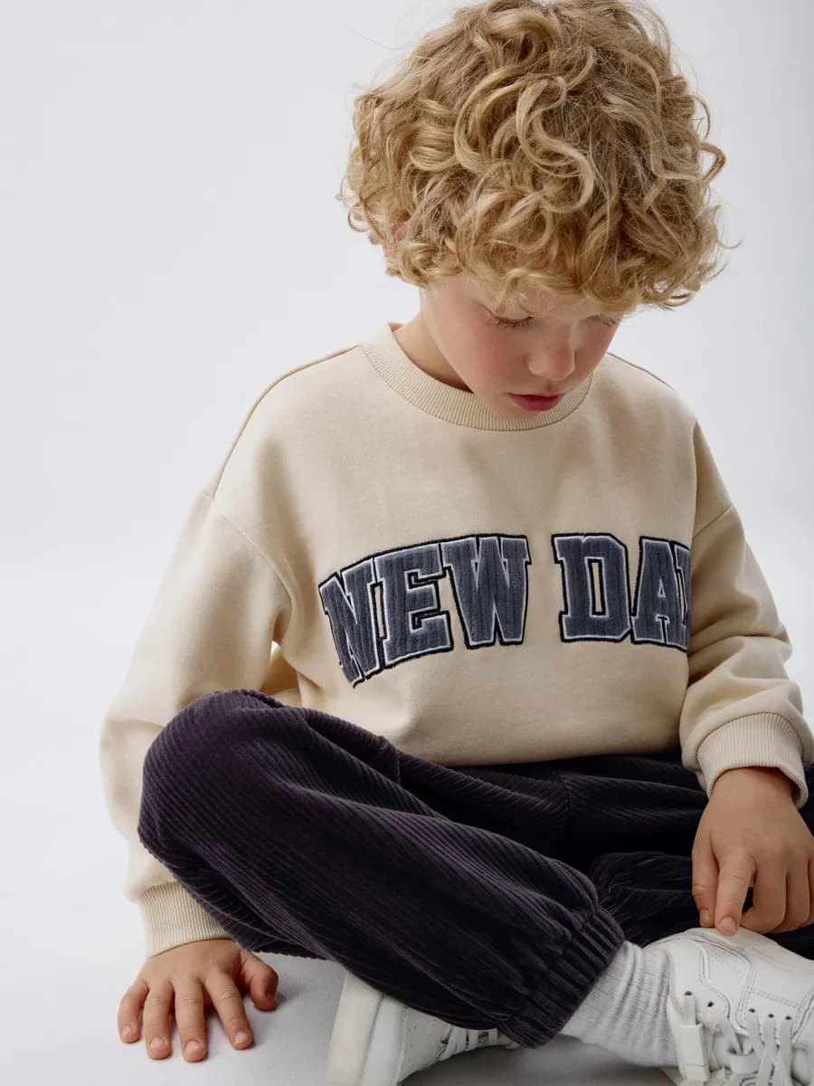 Свитшот оверсайз с аппликацией утепленный