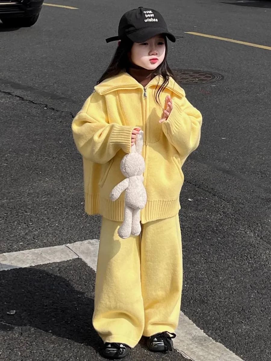 шерстяной детский костюм в трендовом желтом оттенке