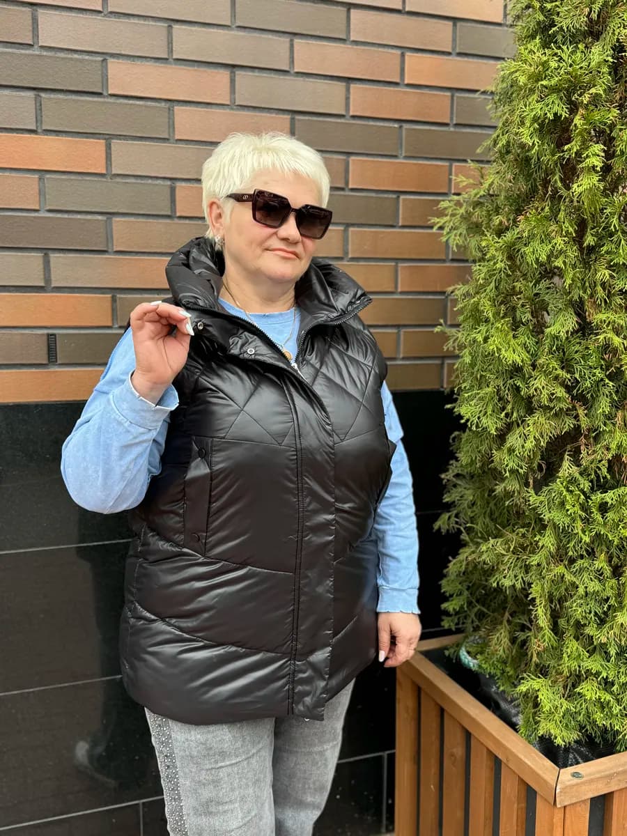 Жилетка утепленная стеганая с капюшоном удлиненная