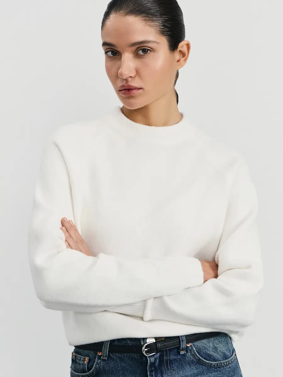 Джемпер вязаный базовый с объемными рукавами в офис