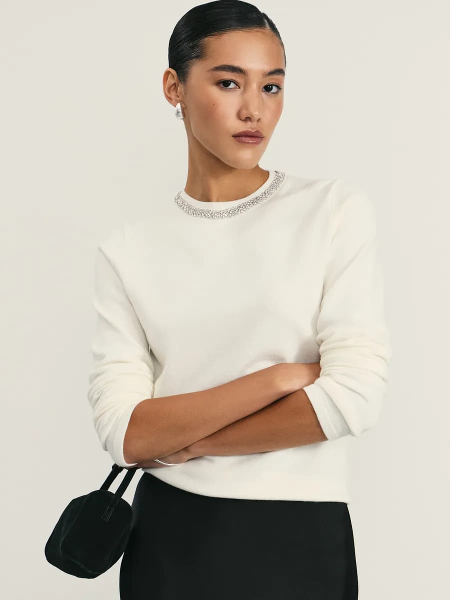 Джемпер вязаный тонкий со стразами на воротнике