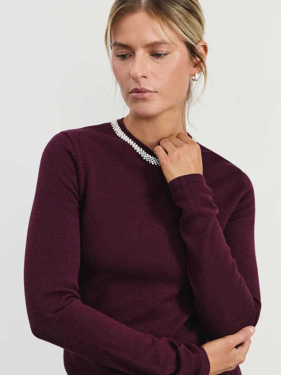 Джемпер вязаный тонкий со стразами на воротнике