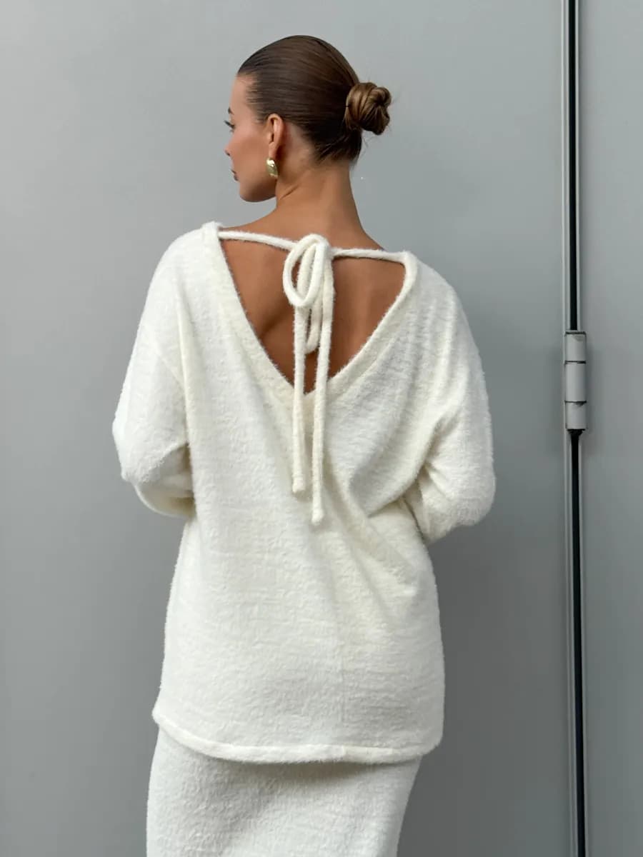 Пушистый вязаный костюм с юбкой