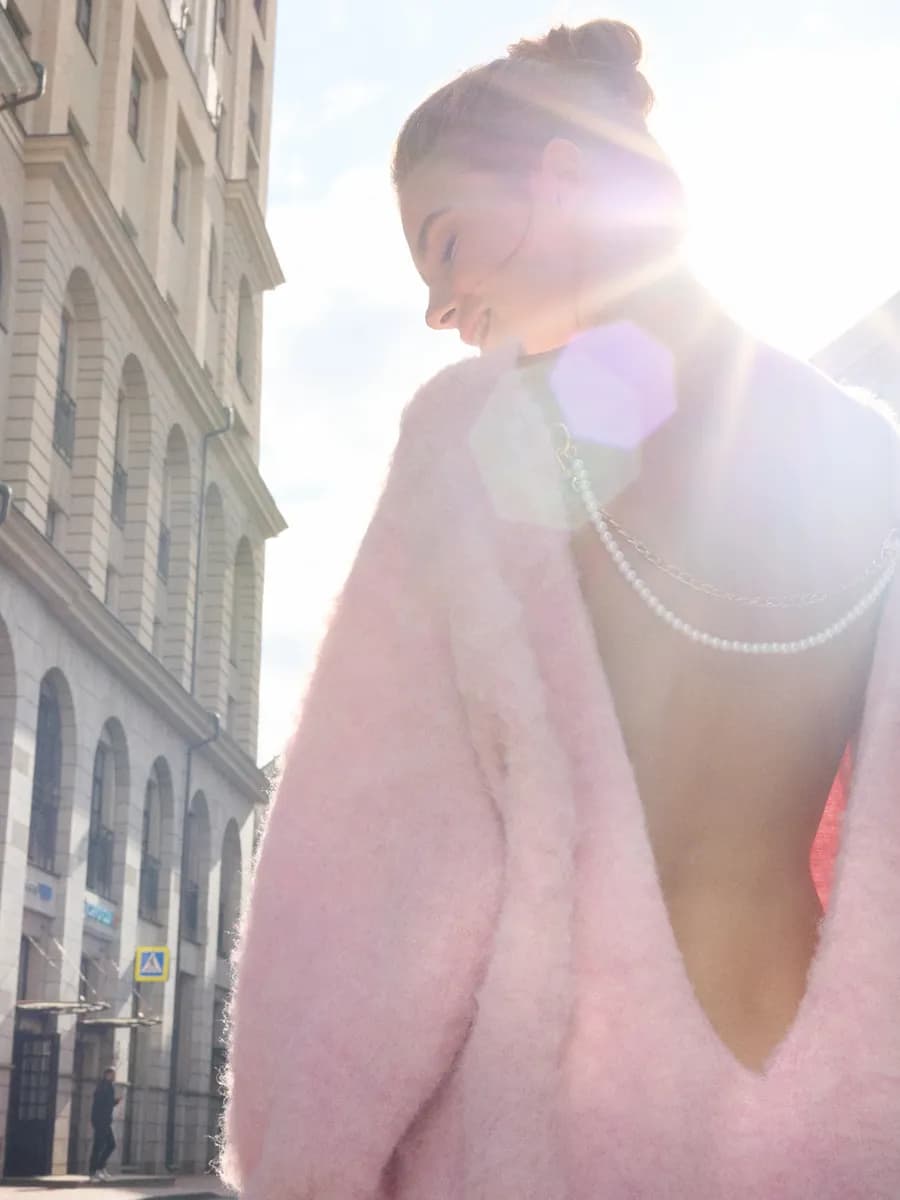 Платье свитер с открытой спиной пушистое