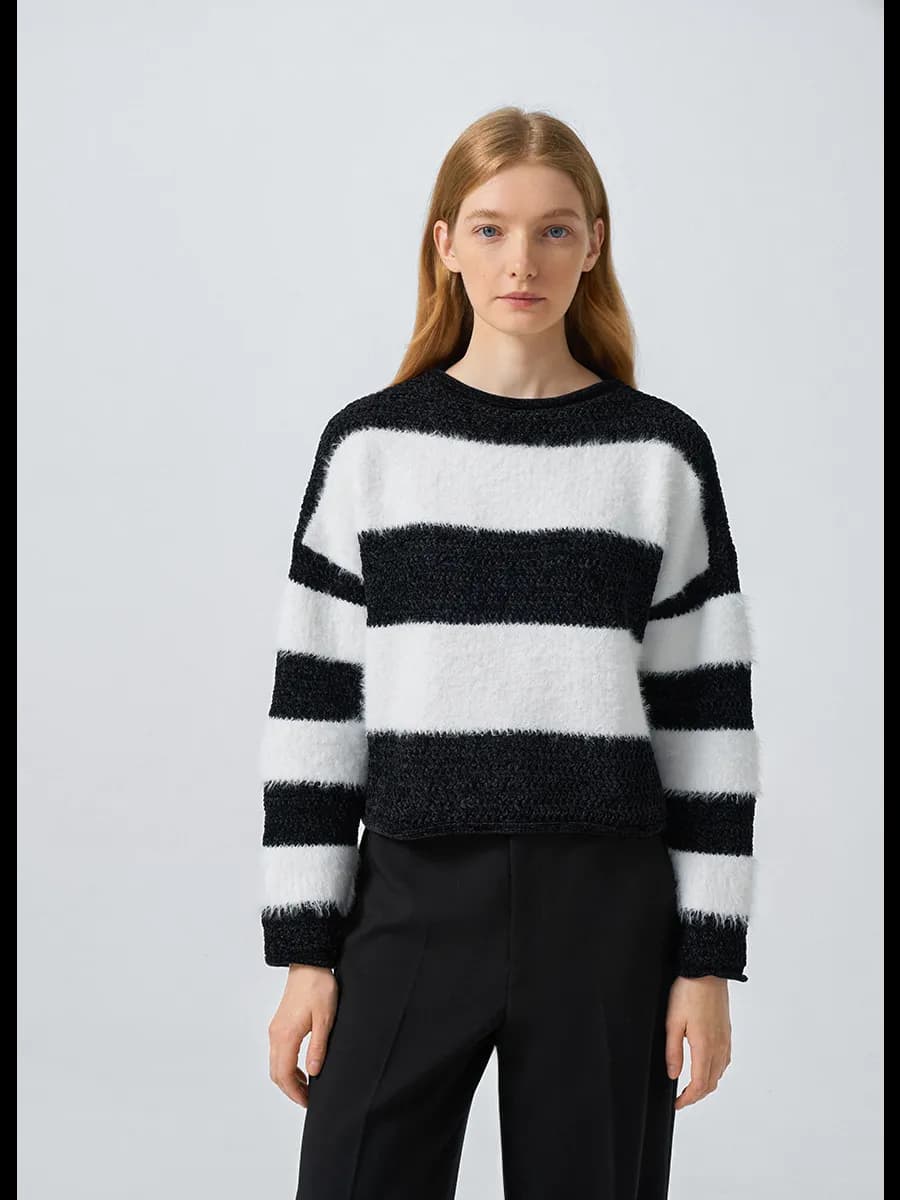 Джемпер в полоску черный