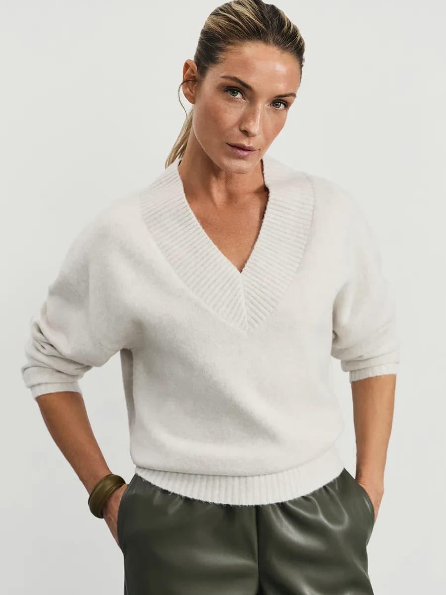 Джемпер вязаный с вырезом теплый с шерстью в составе