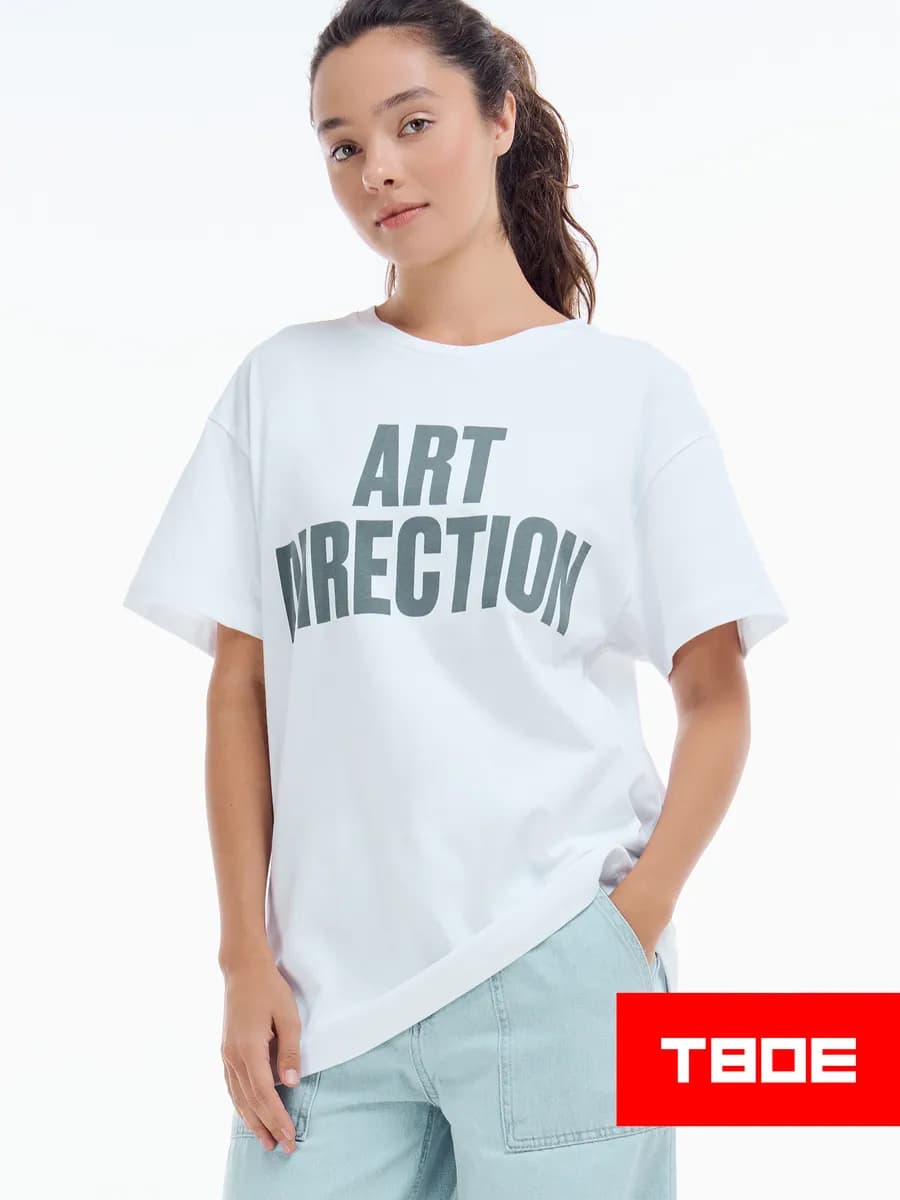 Футболка оверсайз с надписью Art direction