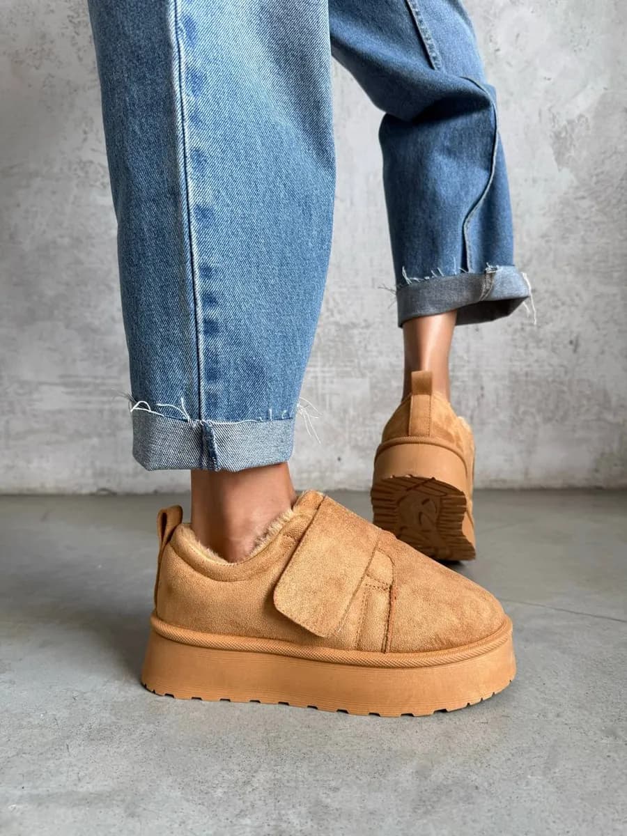 Ботинки угги замшевые укороченные на толстой подошве