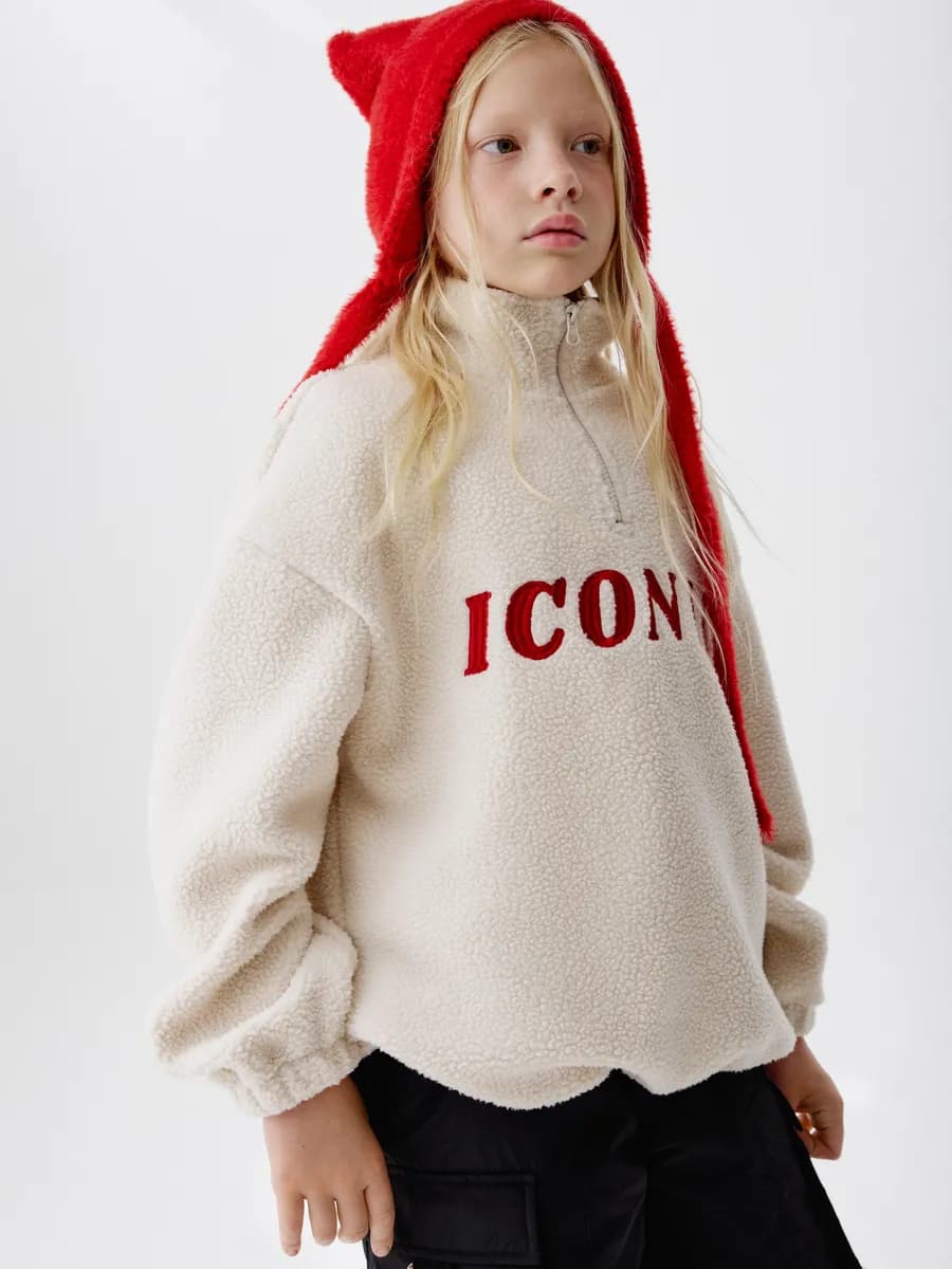 Толстовка оверсайз из искусственного меха с вышивкой