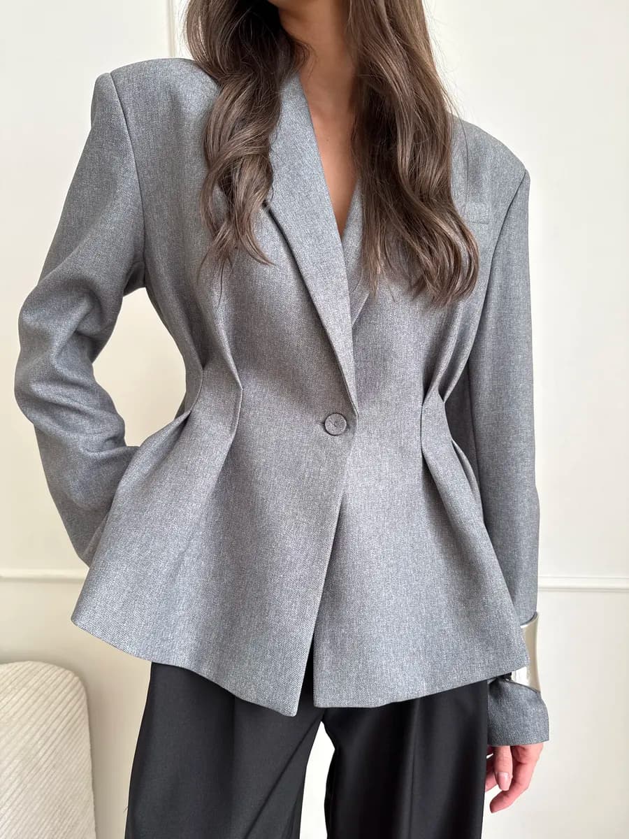 Пиджак на пуговице приталеный