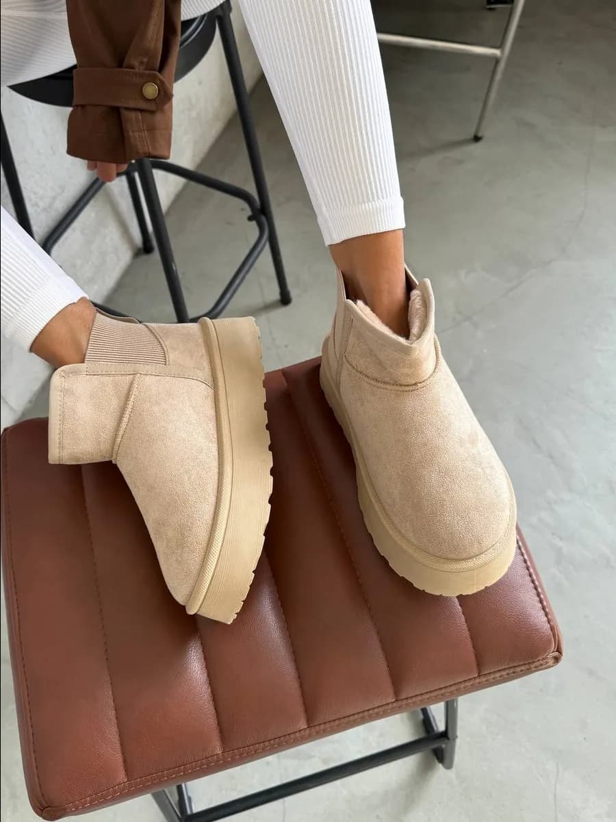 Зимние укороченные угги с мехом на платформе