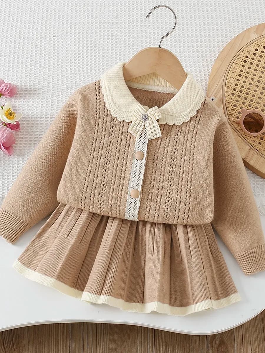 Вязаный костюм для девочки с бантиком