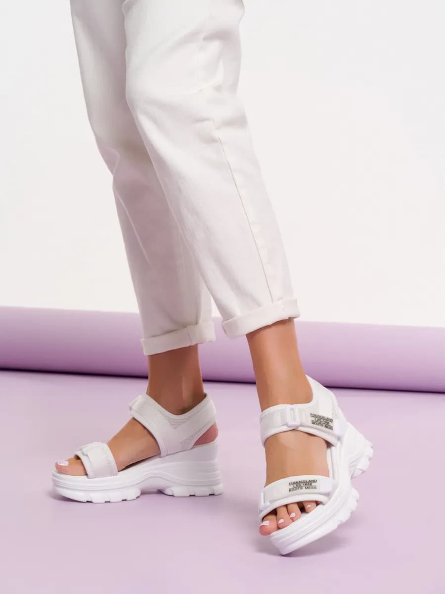 Летние босоножки на высокой танкетке