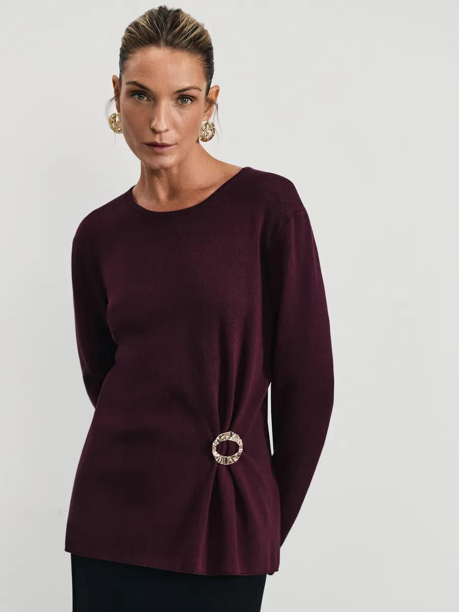 Джемпер тонкий вязаный удлиненный нарядный с брошью