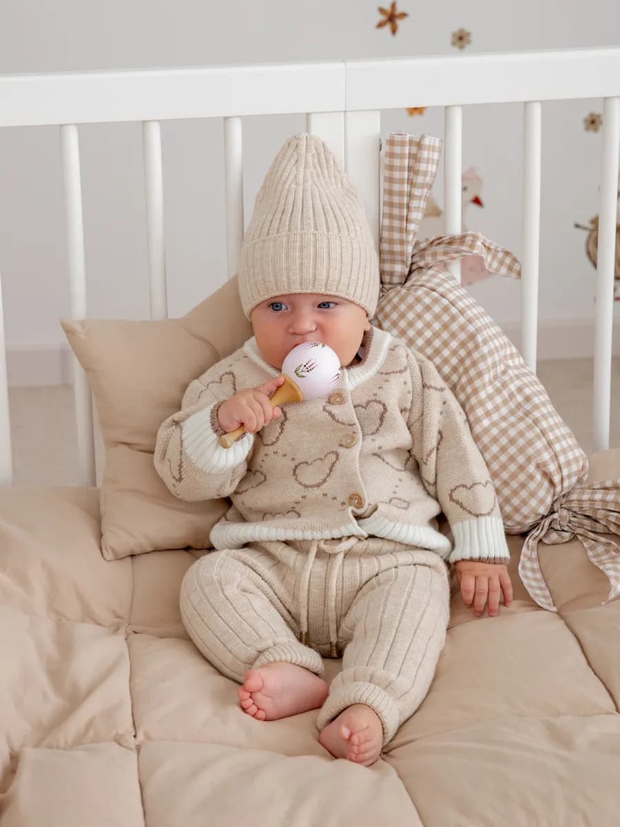 Вязаный костюм для новорожденных шапочка, кофта и штанишки