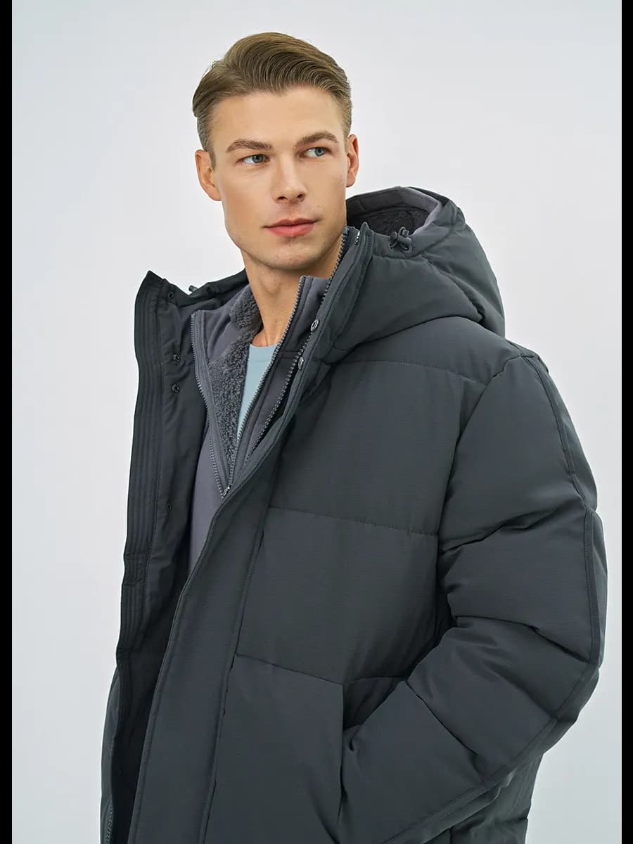 Утеплённая куртка с капюшоном и накладными карманами - фото 1