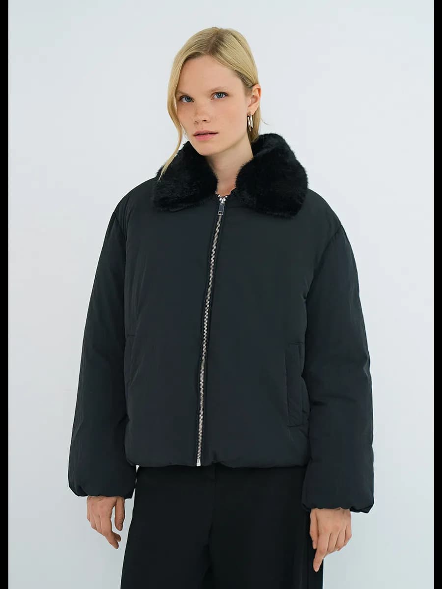 Куртка демисезонная укороченная с меховым воротником