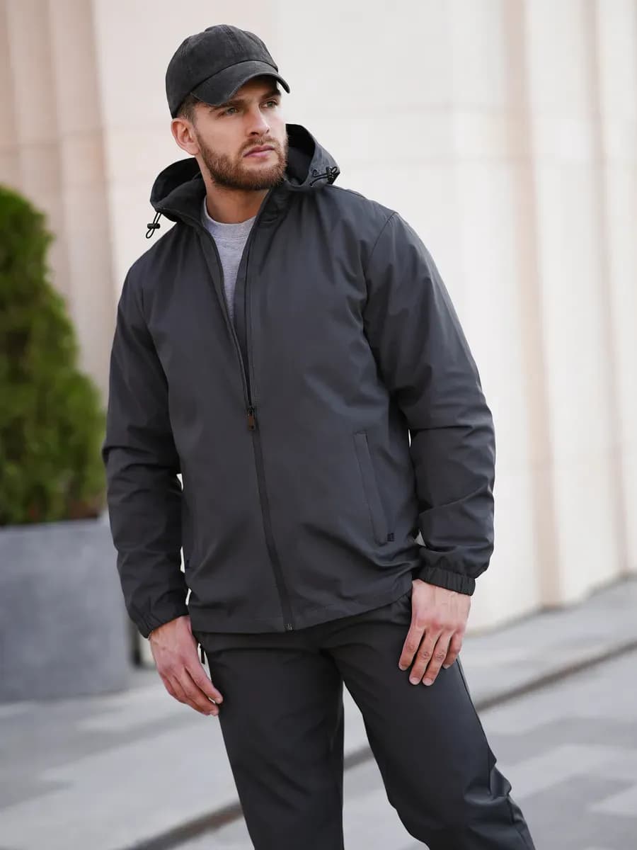 Весенняя ветровка с капюшоном спортивная
